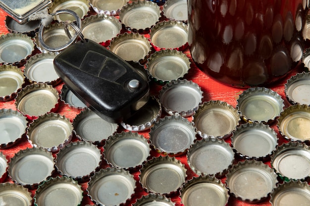 Alkoholmissbrauch und Gefahr beim Autofahren symbolisiert durch Flasche