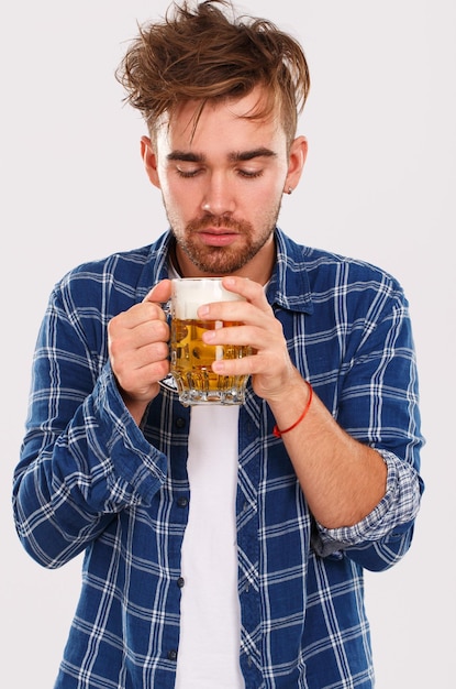 Alkoholtyp im blauen Hemd mit Bier