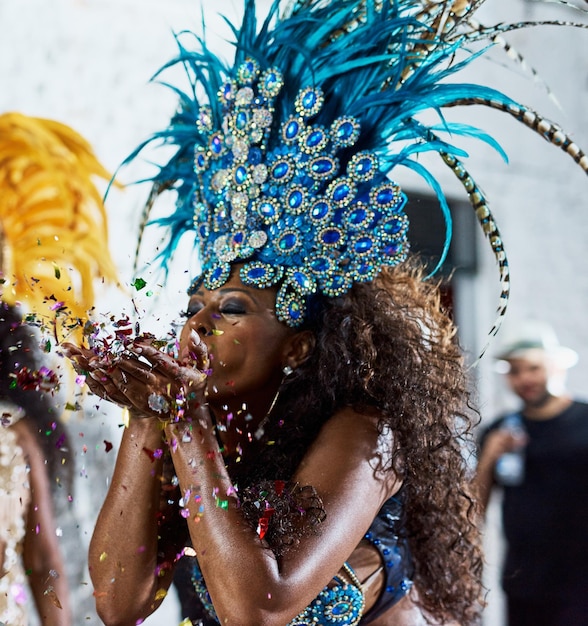 All dieser Glitzer ist Gold Schnappschuss einer wunderschönen Samba-Tänzerin, die mit ihrer Band bei einem Karneval auftritt