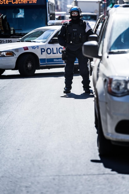 Allein die Polizei beobachtet die Demonstranten in der SteCatherine Street