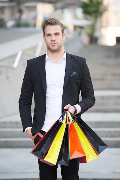 Allein einkaufen. Die Leute finden Einkaufspartner eher als Komplizen bei Verbrechen. Mann trägt Einkaufstasche. Guy kaufte alleine ein und kaufte genau das, was er brauchte. Alleine einkaufen Vorteile.