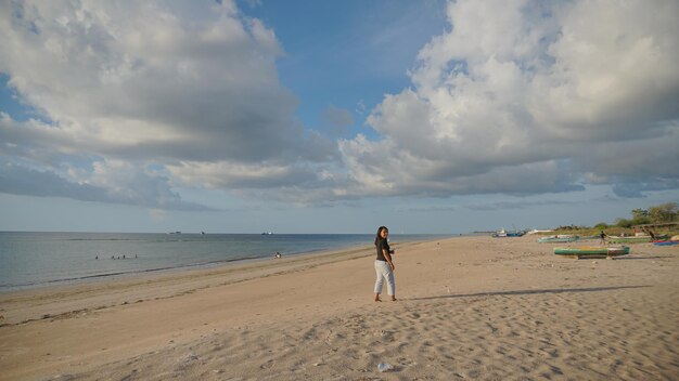 Alleine Frau zu Fuß Schönheit Strand genießen