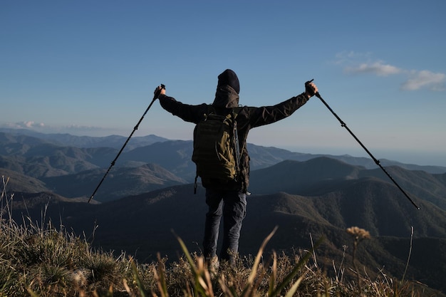 Alleine in den Bergen reisen Schöner Panoramablick Männlicher Reisender steht mit dem Rücken