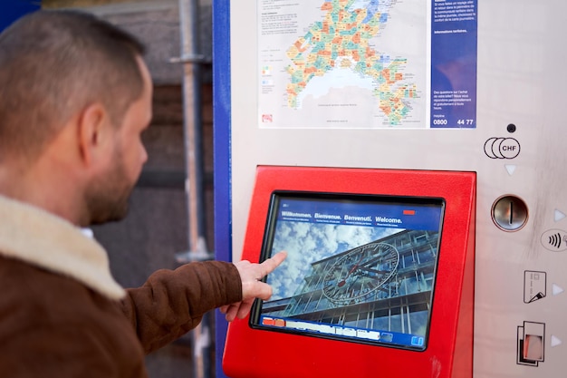 alleiner mann, der ein zugticket kauft