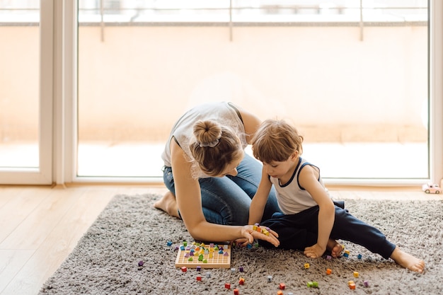 Alleinerziehende Mutter bringt ihrem 3-jährigen Sohn das Zählen bei. Konto für Heimunterricht. Entwicklung mathematischer Fähigkeiten.