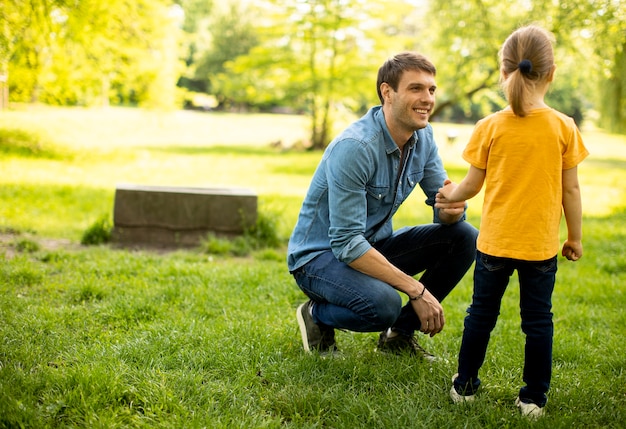 Alleinerziehender Vater im Park mit seiner süßen kleinen Tochter