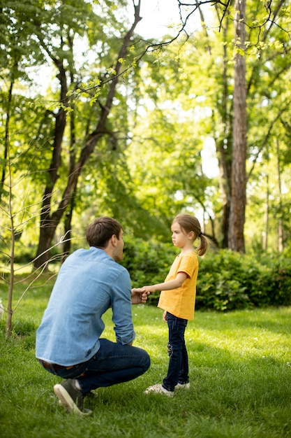 Alleinerziehender Vater im Park mit seiner süßen kleinen Tochter