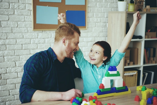 Alleinerziehender Vater mit Tochter sind Turm gebaut.