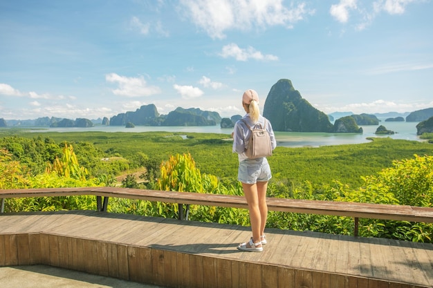 Alleinreisende Frau am Aussichtspunkt Phang Nga Bay Tourist im Sommerurlaub in Thailand Südostasien