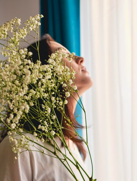 Alleinstehende Frau mit weißen Blumen