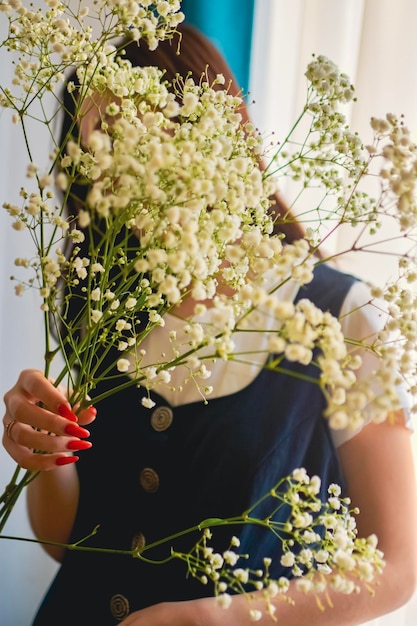 Alleinstehende Frau mit weißen Blumen