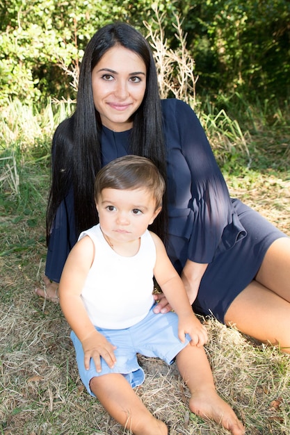 Foto alleinstehende süße mutter glückliche familie im park mit kleinem sohn, kind, junge