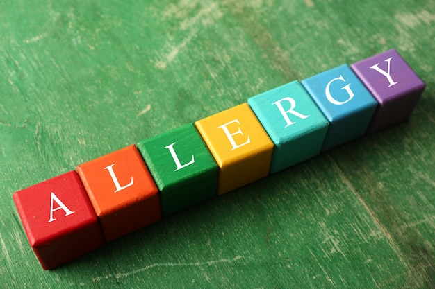 Foto allergie-lebensmittelkonzept holzwürfel
