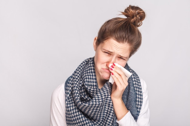 Allergie- oder Viruskonzept. Nahaufnahmeporträt einer kranken Frau, die in die Kamera schaut