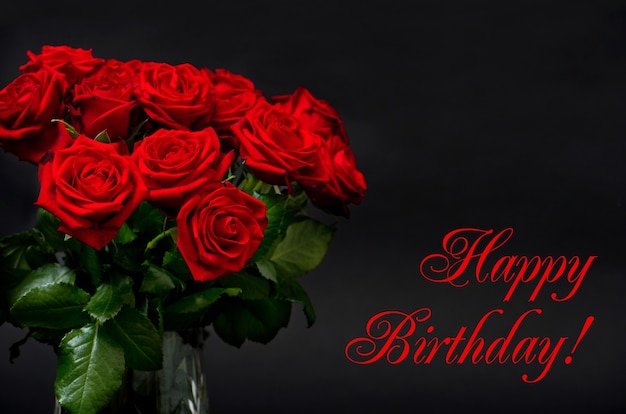Alles Gute zum Geburtstag! Kartenkonzept. rote Rosen auf schwarzem Hintergrund. festliches Arrangement