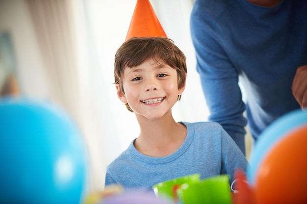 Alles Gute zum Geburtstag Porträt eines glücklichen kleinen Jungen, der zu Hause eine Geburtstagsfeier genießt