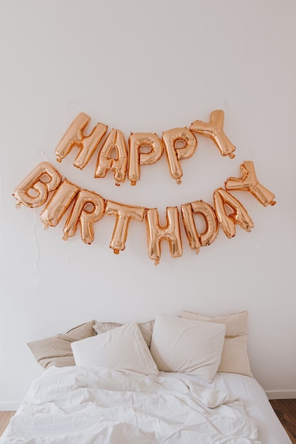 Alles Gute zum Geburtstag! Roségold funkelnde Luftballons auf Weiß