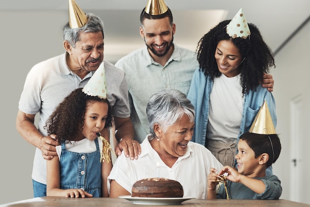 Alles Gute zum Geburtstag Seniorin und Familienfeier an einem Tisch mit Kuchen Liebe und Fürsorge in einem Haus Kinder, Eltern und Großeltern zusammen für eine Party, um aufgeregte Oma mit Dessert zu feiern