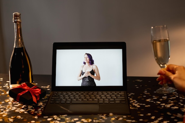 Alles Gute zum Geburtstag Video Gruß Home Urlaub nicht erkennbare Frau mit Glas Champagner aussehende Frau