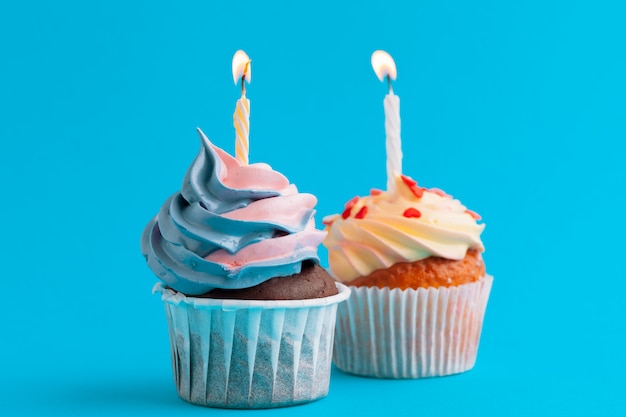 Alles- Gute zum Geburtstagkleine kuchen auf hellem farbigem Hintergrund