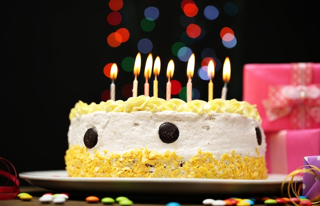 Alles Gute zum Geburtstagskuchen und Geschenke auf schwarzem Hintergrund