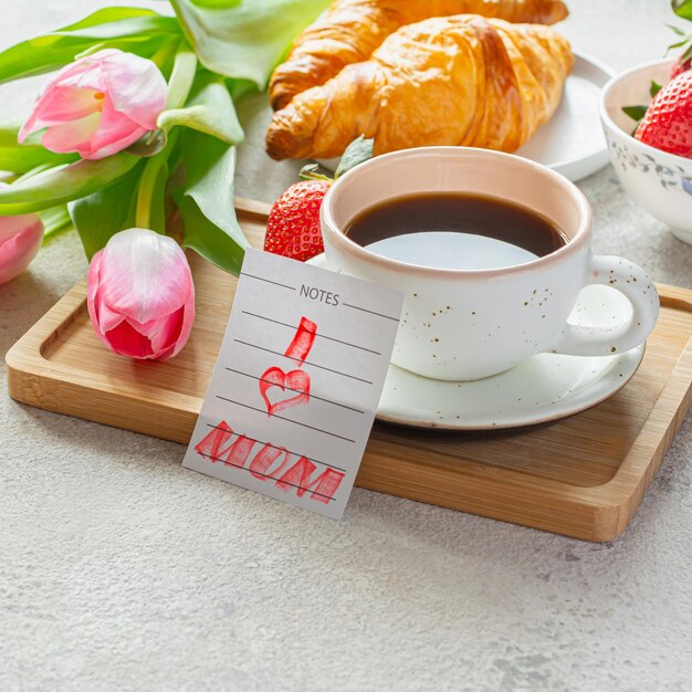 Foto alles gute zum muttertag, schönes frühstück, mittagessen mit einer tasse kaffee und cappuccino.