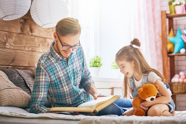 Alles Gute zum Vatertag, Papa liest ein Buch