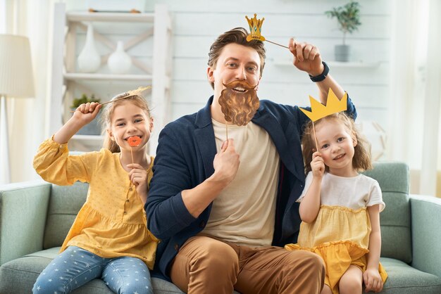 Alles Gute zum Vatertag Vater und seine Töchter mit Papieraccessoires