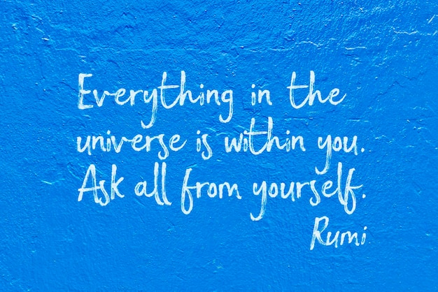 Alles im Universum ist in dir. Der alte persische Dichter und Philosoph Rumi zitiert handschriftlich auf der blauen Wand