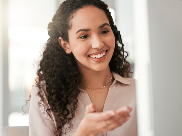 Alles, was Sie brauchen, ist ein freundlicher Call-Center-Agent Aufnahme einer jungen Call-Center-Agentin in einem Büro bei der Arbeit