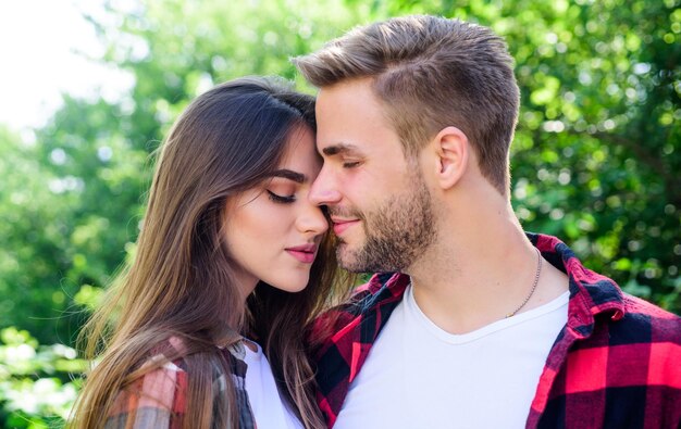 Alles zusammen tun hipster paar outdoor mann und frau im karierten hemd entspannen im park valentinstag sommercamping im wald familienwochenende romantisches date verliebtes paar wandern