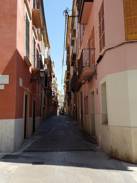 Alley em meio a edifícios residenciais