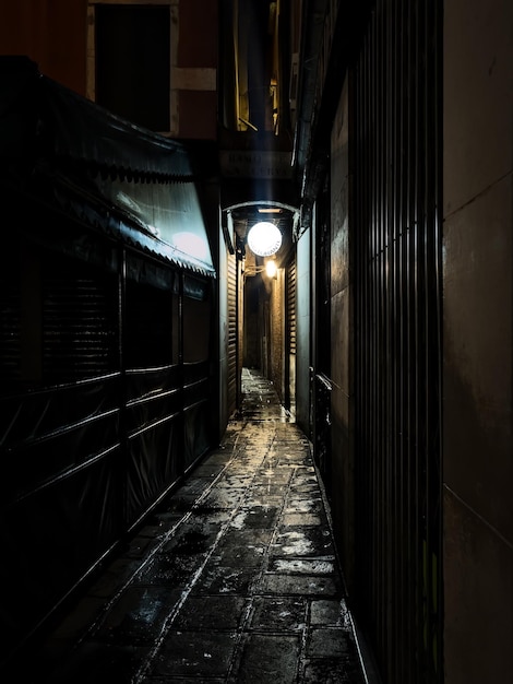 Alley iluminado em meio a edifícios à noite