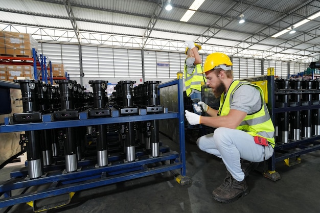 Almacén Cadena de suministro industrial y empresas de logística dentro de los trabajadores del almacén revisando el inventario Productos en los estantes del inventario Trabajador haciendo inventario en el almacén