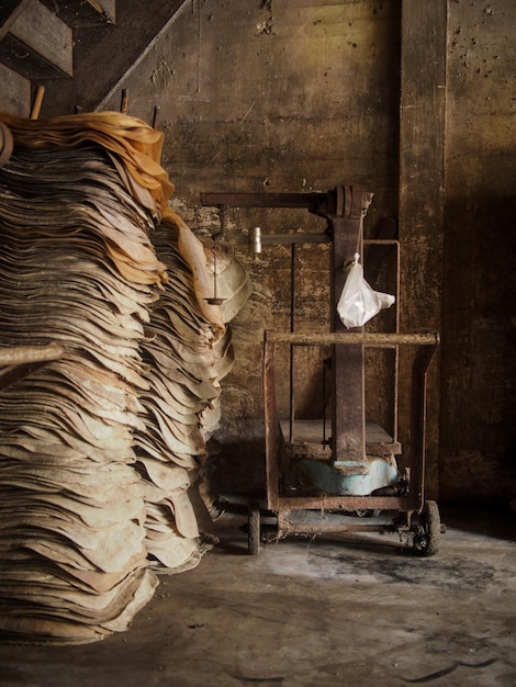 Foto almacén de caucho para madera