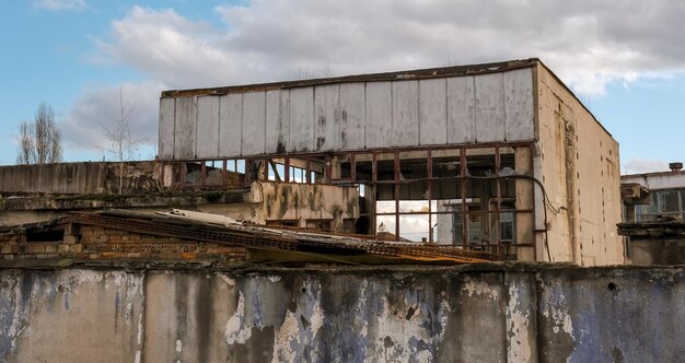 Foto almacén de fábrica abandonado con ventanas rotas