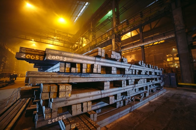 Foto almacén de metal en blanco. planta de galvanoplastia para el metal.