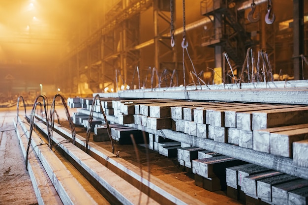 Almacén de metal en blanco. Planta de galvanoplastia para el metal.