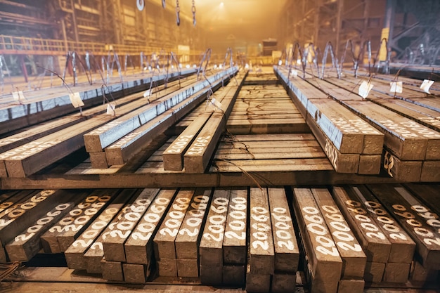 Almacén de metal en blanco. Planta de galvanoplastia para el metal.