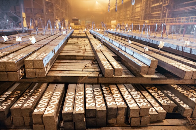 Almacén de metal en blanco. Planta de galvanoplastia para el metal.