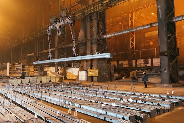 Almacén de metal en blanco. Planta de galvanoplastia para el metal.