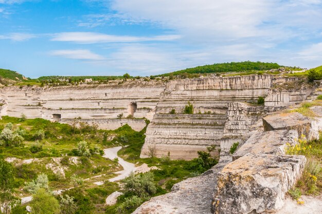 Almacén de producción en cantera de arcilla azul, enormes máquinas de apilado.