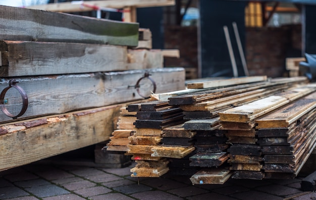 Almacén de tablones de madera en la calle