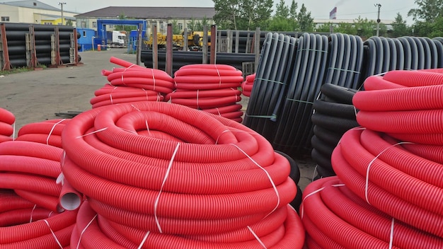 Foto almacén de tubos de plástico terminados sitio de almacenamiento industrial al aire libre fabricación de tubos de plástico