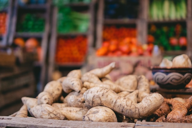 Foto almacén de verduras orgánicas, patatas y yuca