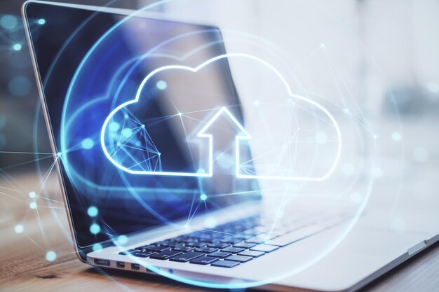 Almacenamiento de datos de Internet y concepto de red informática con símbolo de nube brillante digital con flecha en la exposición doble de fondo de computadora portátil moderna