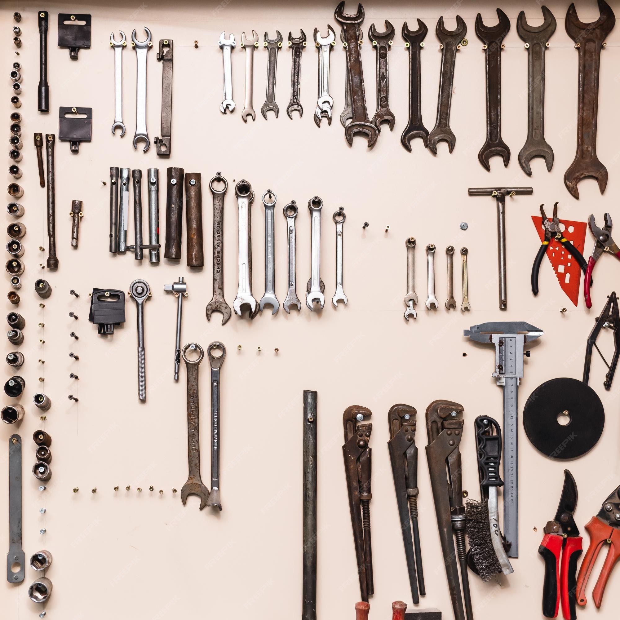 Almacenamiento de herramientas y organización de garaje organizadores para herramientas de garaje herramientas en la pared del taller estante de herramientas contra la pared Foto Premium