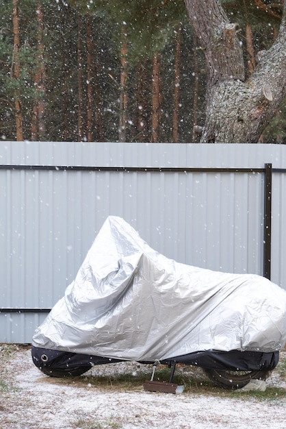 Almacenamiento de motocicletas bajo un toldo en invierno al aire libre Toldo protector bajo la nieve