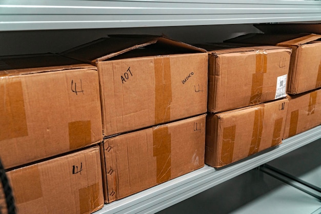 Almacenamiento organizado y eficiente de varias cajas de cartón en estantes bien dispuestos