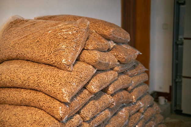 Almacenamiento de pellets de madera Concepto de combustible alternativo Calefacción doméstica con energía ecológica renovable Aserrín prensado para calentar agua e interiores